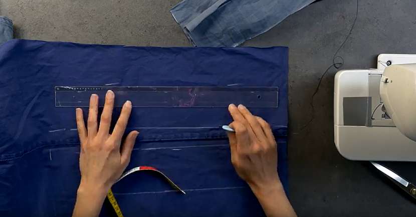 Povlak na dekorační polštářek: nastříhejte pruhy