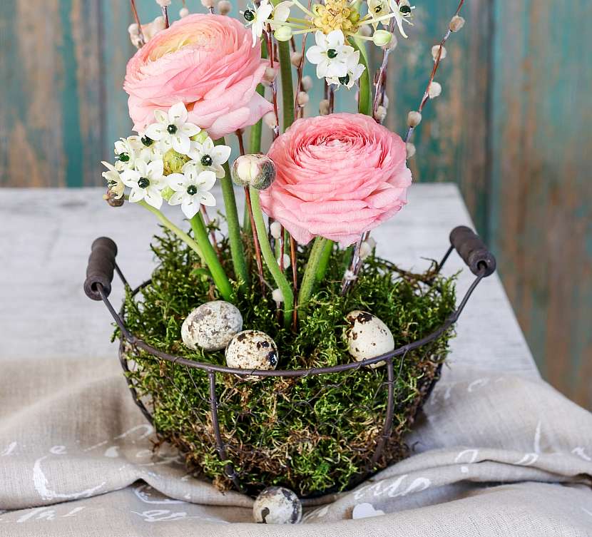Na velikonoční stůl patří i květinové aranžmá (Zdroj: Depositphotos)