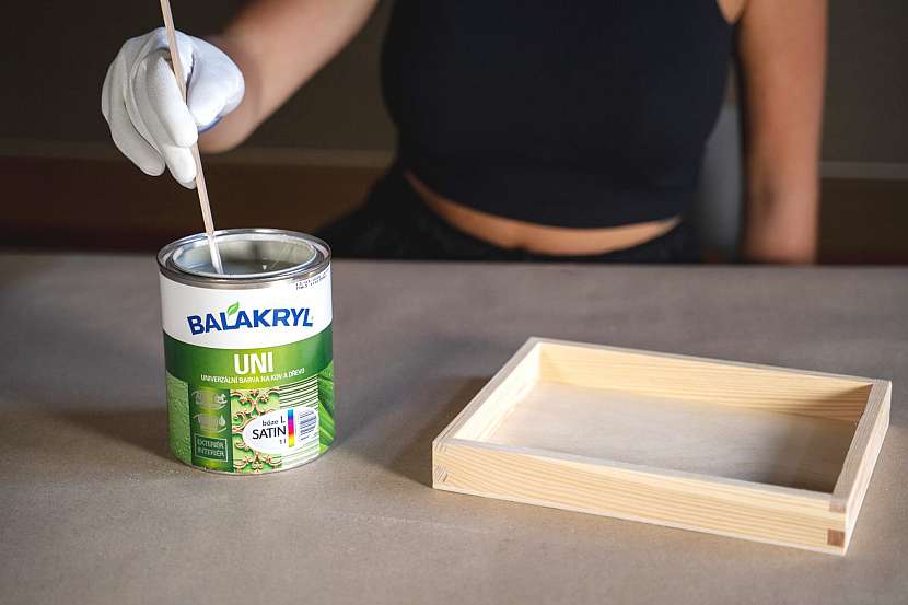 Barvu nanášejte plochým štětcem