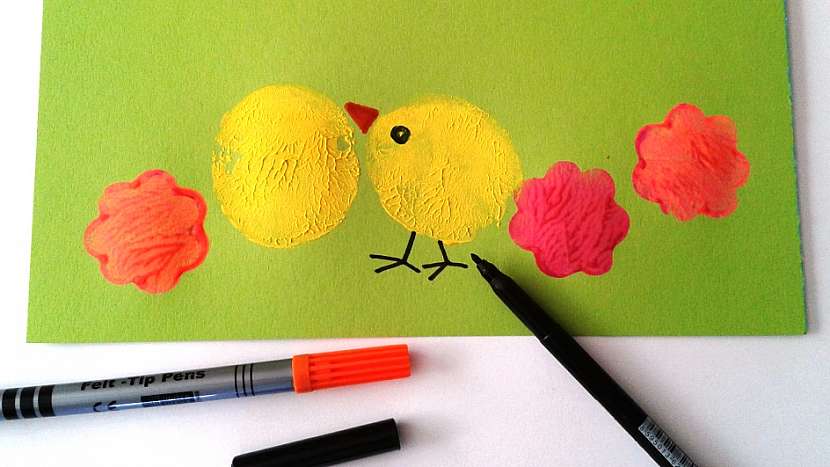 Jak udělat s dětmi velikonoční přání: dokreslete kuřátka a květy fixem