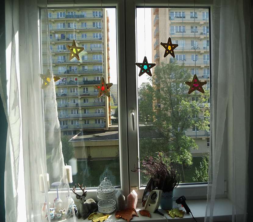 Dekorace na okně v podobě barevných hvězdiček (Zdroj: Adriana Dosedělová)
