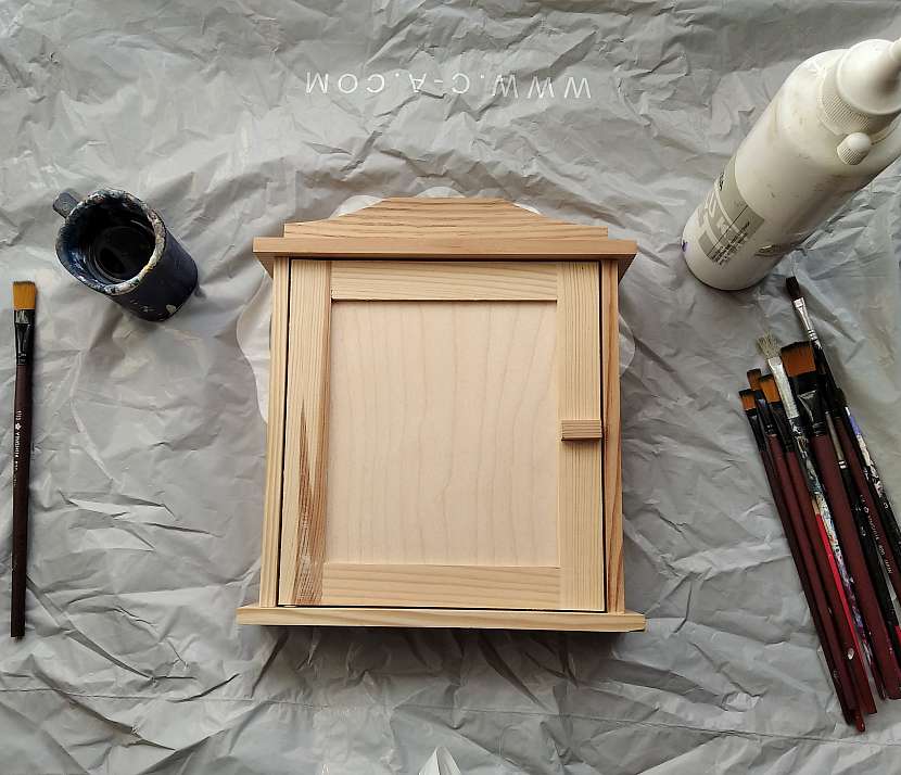Pracovní stůl a dřevěná skříňka na klíče