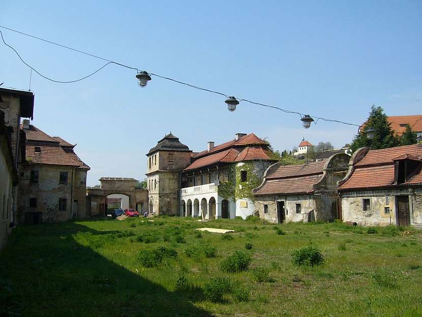 Areál panského statku ze 17. století, který od 80. let 20. století chátral a poslední ránu mu zasadily ničivé povodně.