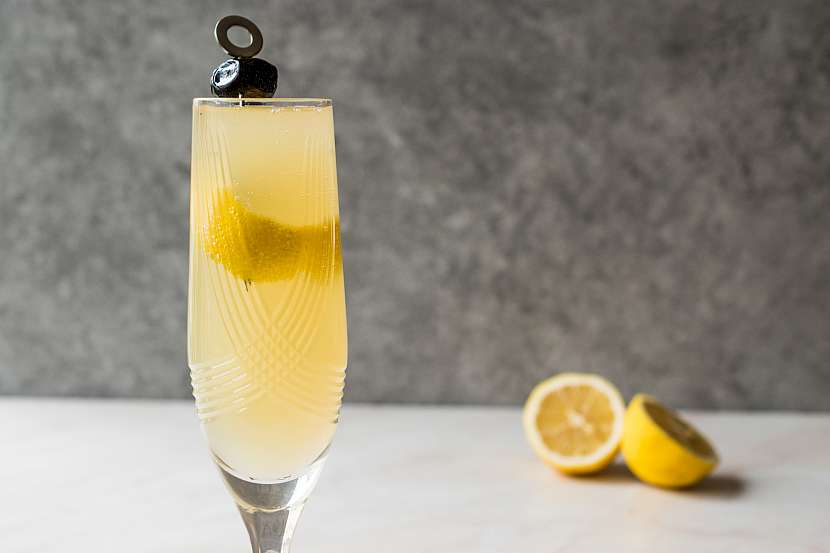 French 75 je osvěžující koktejl s chutí šampaňského, ginu a citronu