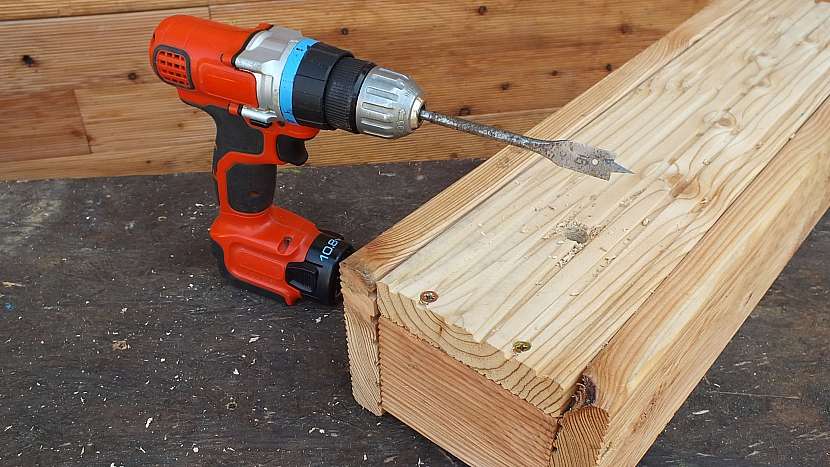 Zahrádka na stojato: do dna vyvrtáme dva otvory pro odtok vody