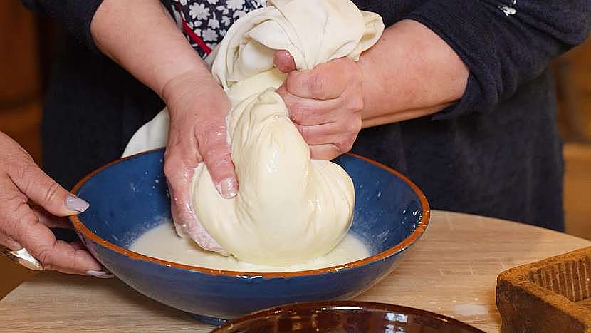 Z másla vytlačte co nejvíce tekutiny