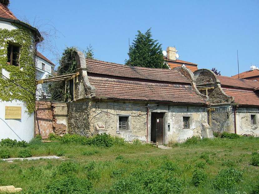 Areál panského statku ze 17. století, který od 80. let 20. století chátral a poslední ránu mu zasadily ničivé povodně.