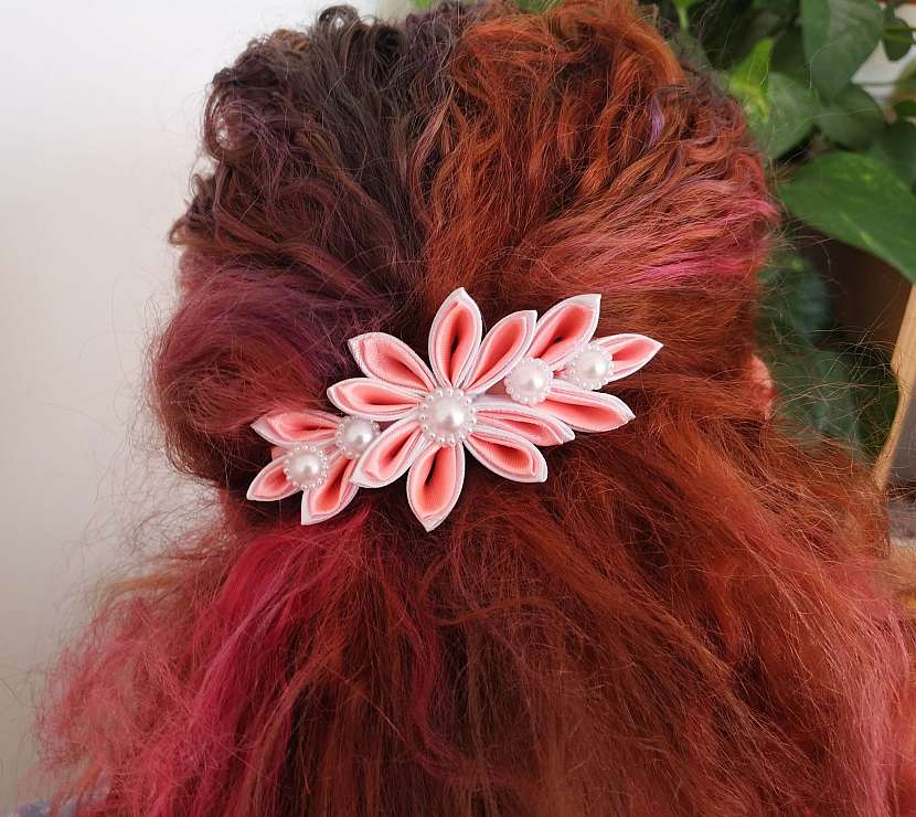 Z látkové květiny kanzashi si můžete vyrobit ozdobnou sponu do vlasů (Zdroj: Pavlína Wagnerová Málková)
