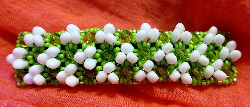 Jaro do vlasů v podobě spony z rokajlových korálků (Zdroj: Růžena Mikulová)