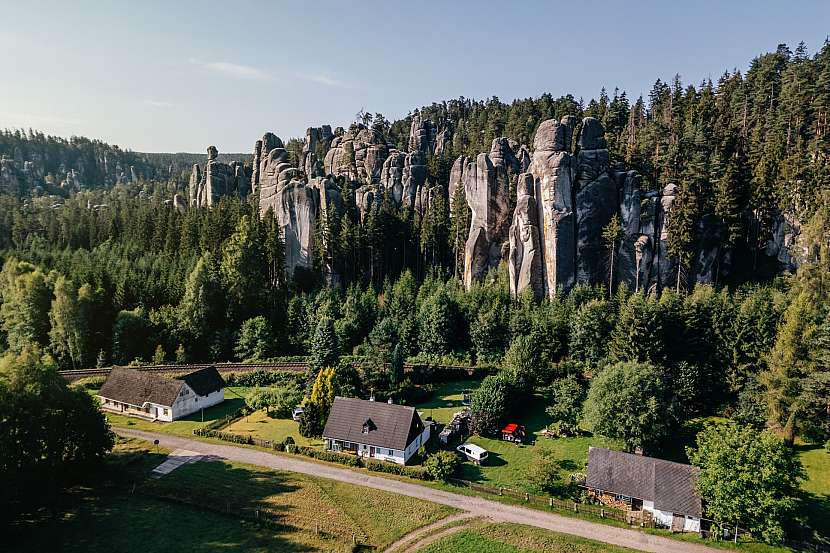 Skalní panorama se objeví v záběru v pohádce Peklo s princeznou