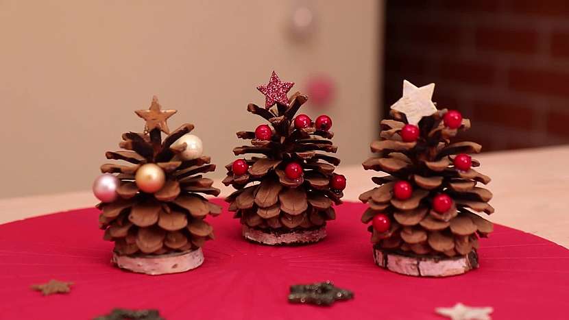 Vánoční šiškové stromečky budou krásnou a přírodní dekorací (Zdroj: PRIMA DOMA)