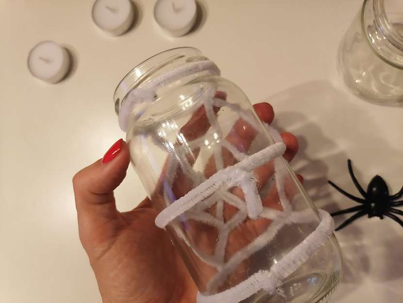 Pavoučí síť připevněte na zavařovací sklenici