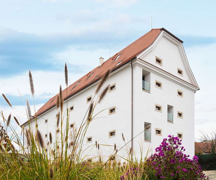 Na fasádě vznikly moderní lodžie, které vnášejí do bytů s malými okny více světla.