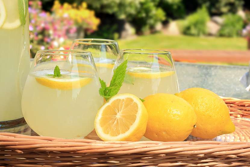 V horkých letních dnech vás nejlépe osvěží citronová limonáda. Vyrobte si ji podle našich receptů (Zdroj: Depositphotos (https://cz.depositphotos.com))