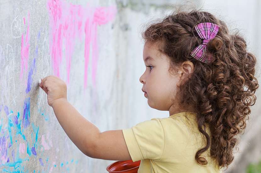 Jak se zbavit dětských malůvek pastelkou na stěnách? (Zdroj: Depositphotos (https://cz.depositphotos.com))