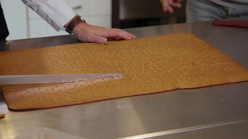 Upečený plát se nakrájí na 4 stejně velké díly 