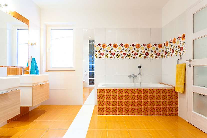 Oranžová dlažba v koupelně