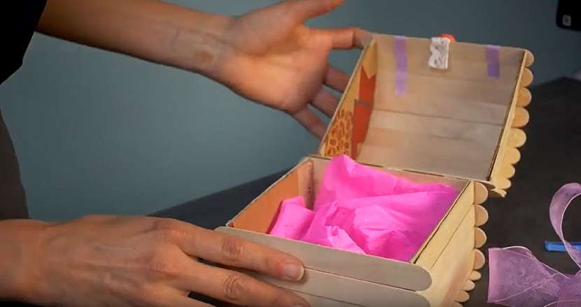 Krabička na bonbony:¨vložte krepový papír