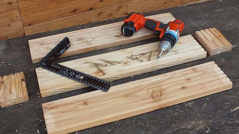 Zahrádka na stojato: Boky, čílka i dno jsou z terasových prken s drážkováním