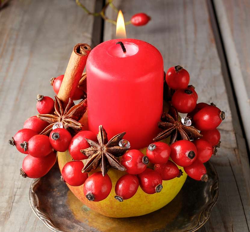 Z jablka, šípku a koření si můžeme vyrobit jednoduchý svícen (Zdroj: Depositphotos)