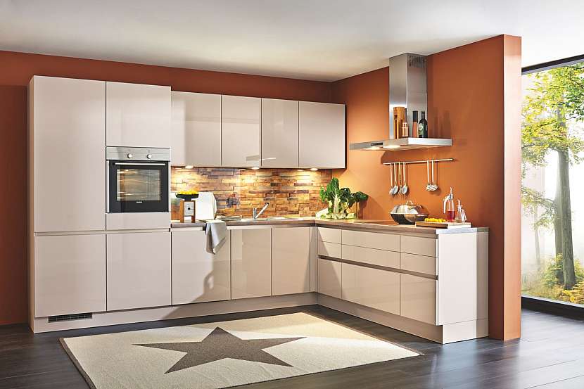 Pokud trváte na bílé kuchyňské lince, vymalujte místnost jasnými kontrastními barvami, ve kterých bílá linka vynikne