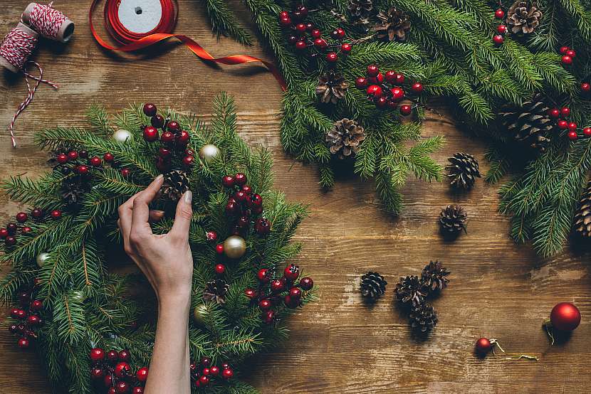 Vyrobte klasický vánoční věnec, stálici našich domovů (Zdroj: Depositphotos (https://cz.depositphotos.com))