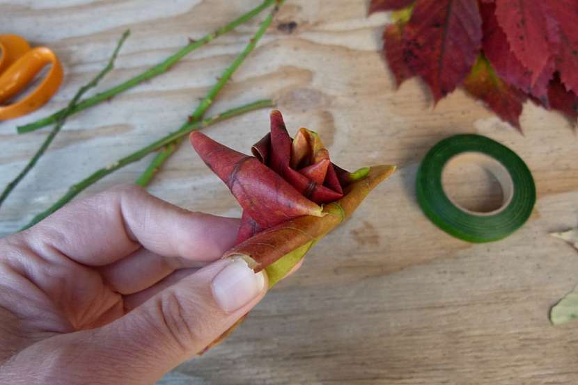 Růže z barevného podzimního listí: další list
