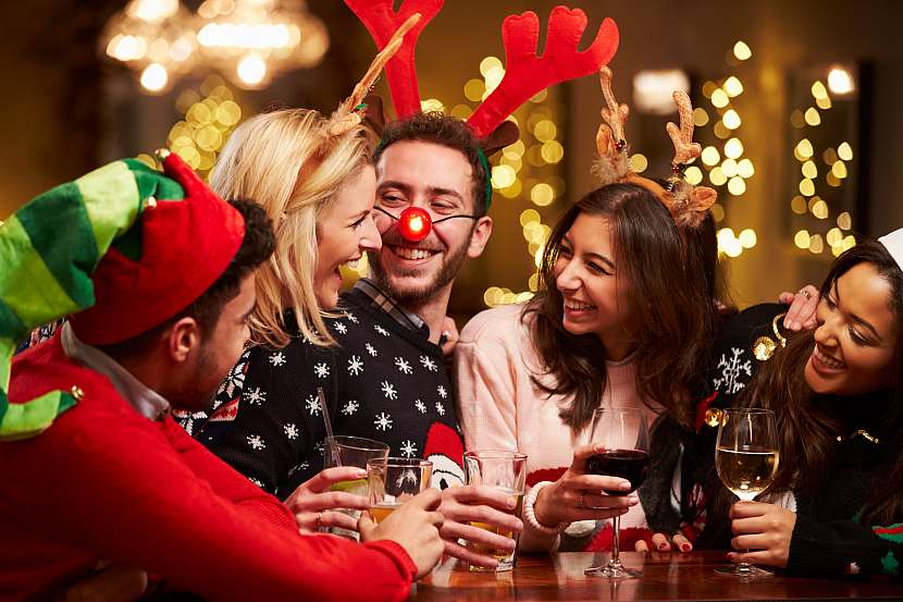 Nezapomenutelná vánoční párty se neobejde bez přátel, dobrého jídla a pití (Zdroj: Depositphotos (https://cz.depositphotos.com))