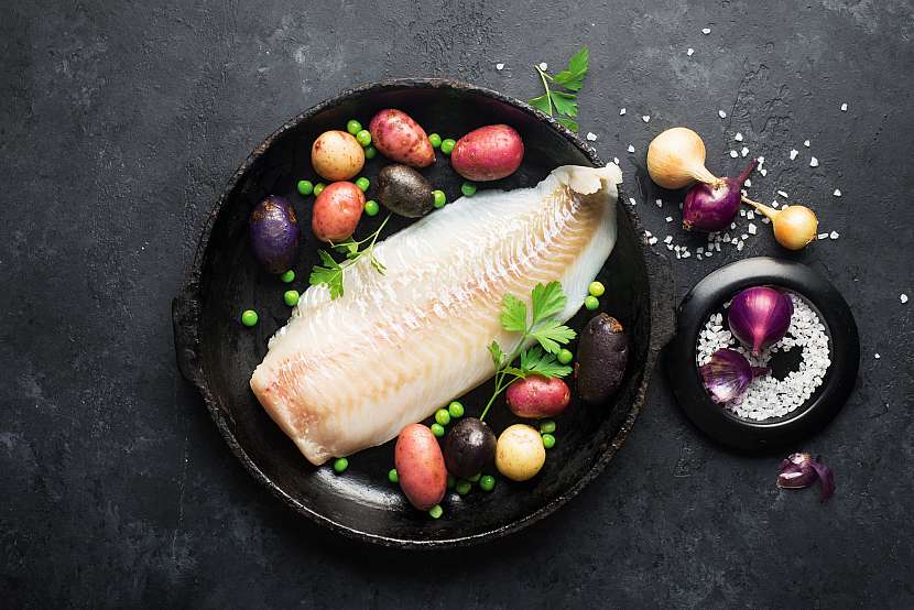 Zdravě upravená ryba s lehkou zeleninovou přílohou dodá tělu omega 3 kyseliny, které snižují záněty