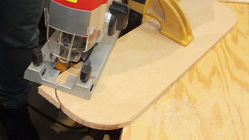 Jak se dělá dřevěný batoh: vyřízneme dokulata hrany budoucích boků