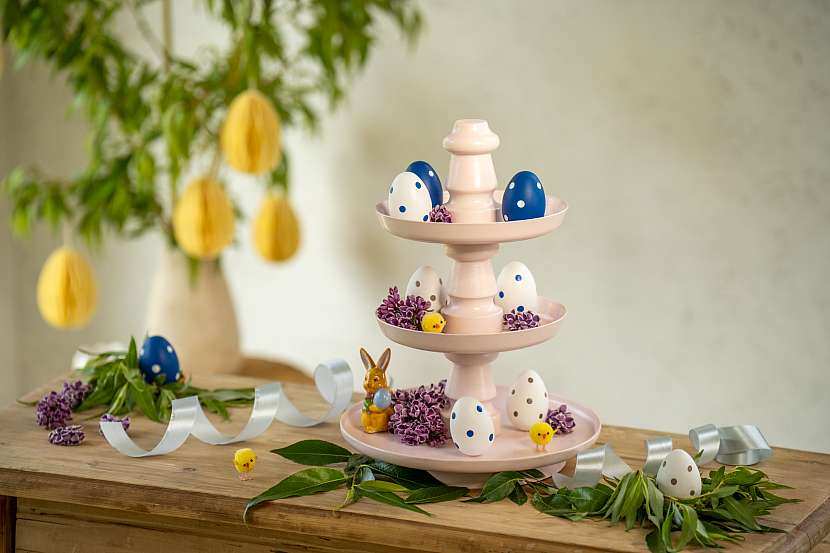 Veselý velikonoční etažér z talířů