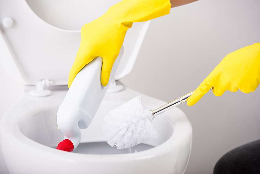 V případě usazenin aplikujte čisticí prostředek určený pro toalety a před spláchnutím vydrhněte záchodovou štětkou