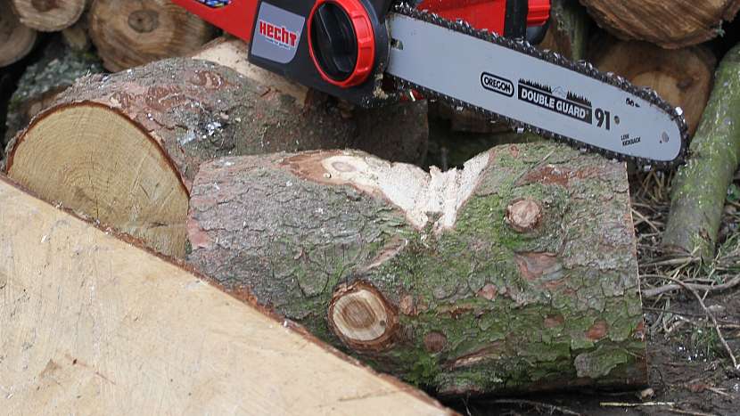 Jednoduchá tábornická lavička ze špalků: nařežeme podložení pro lavičku