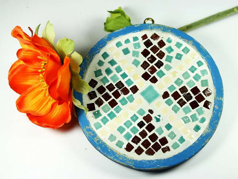 Mandalu můžete vytvořit i z malé keramické mozaiky (Zdroj: Šárka Rooya Jiřičná)
