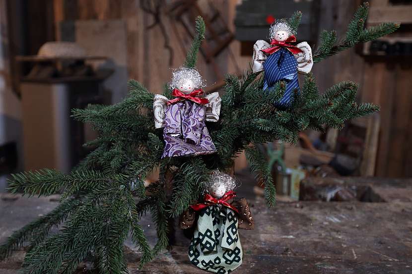 Vánoční andílci z kravat poslouží jako originální sváteční dekorace (Archiv FTV Prima, se svolením FTV Prima)