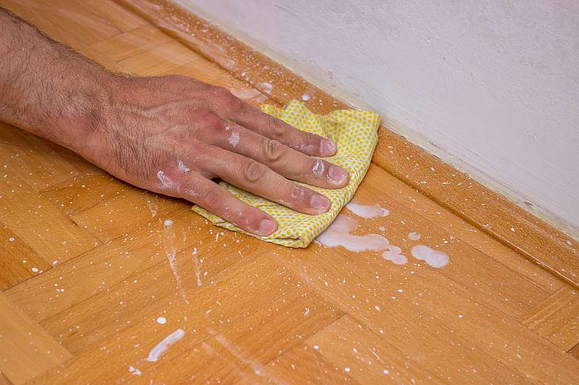 Úklid po malování je náročný, proto si podlahu před malováním zakryjeme  (Zdroj: Radoslav Ptáček)