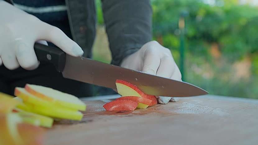 Výroba lyofilizovaných jablek je náročná, a proto není také nejlevnější 