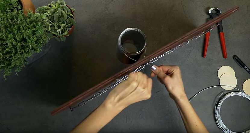 Závěsný panel s květináči: připevněte řetěz i sklenice