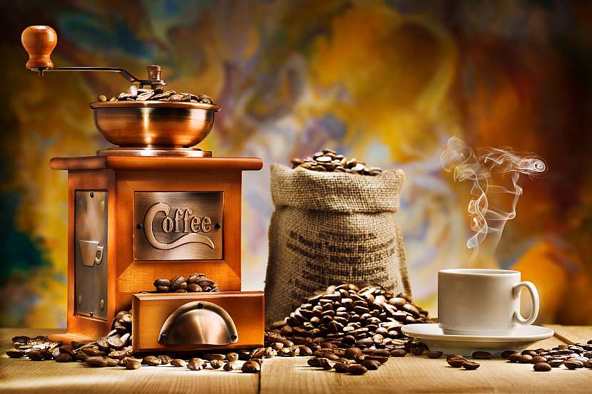 Kávu doma rozhodně nepřesypávejte, zbytečně ohrožujete její aroma a vystavujete ji možné oxidaci