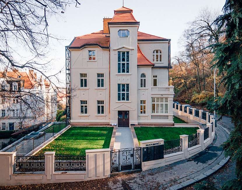 Zachované jsou veškeré původní fasádní prvky. Zábradlí, okenní výplně, vstupní dveře jsou věrnými replikami původních secesních originálů s maximálním zaměřením na detail.