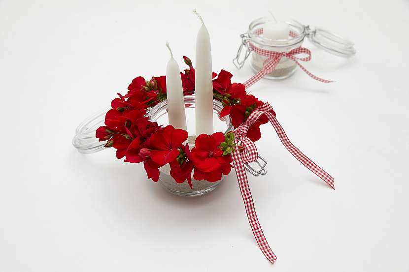 Vyrobte si svícen s květinovým věnečkem (Zdroj: Pelargonium for Europe)