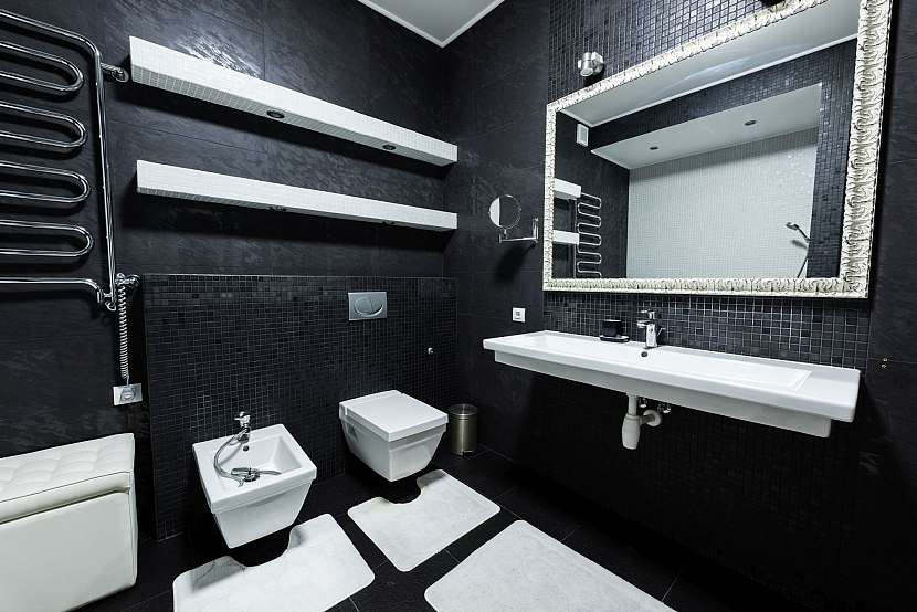 Černobílá koupelna se stříbrnými a bílými doplňky