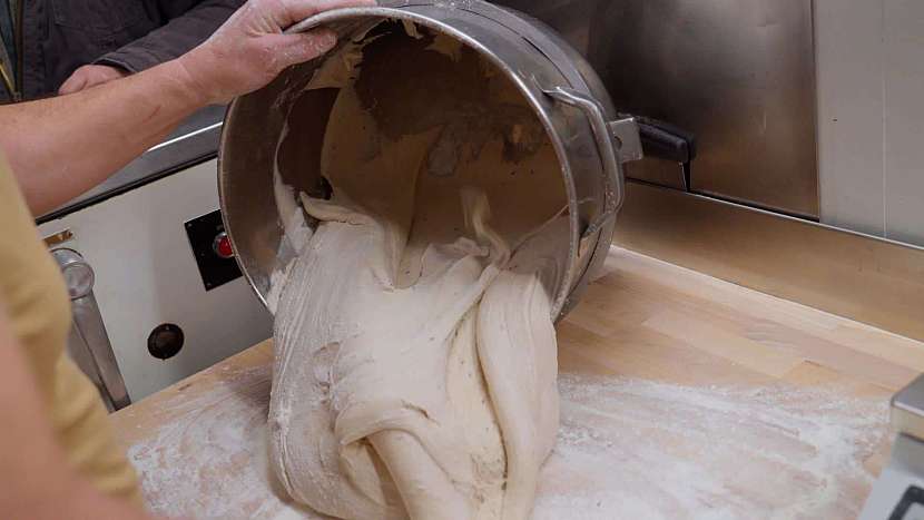 Chlebové těsto je hutné a lepivé