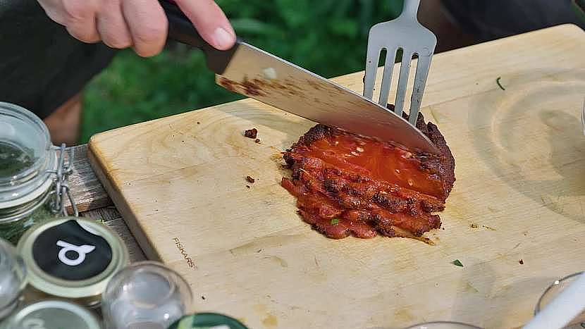 Grilovaný meloun nakrájíme na plátky jako šunku