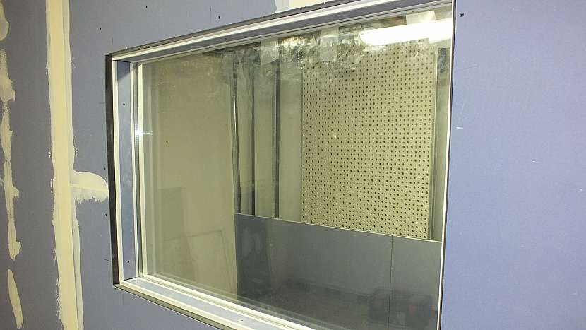 Do sádrokartonové akustické příčky je možné vložit i okno