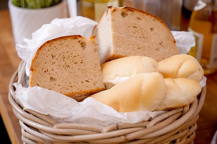 Základem polévky je starší chleba