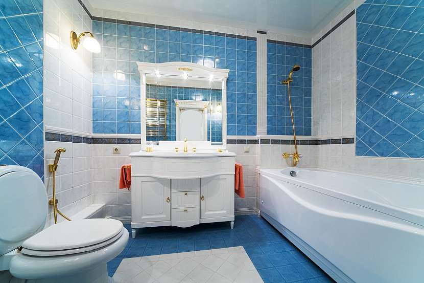 Modrobílá koupelna