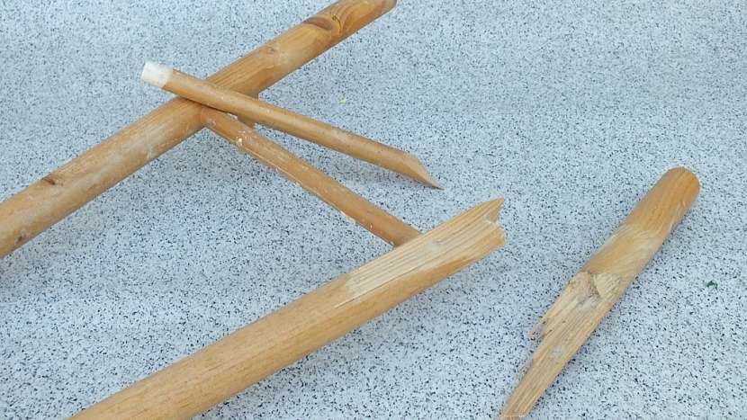 Oprava dřevěné židle: slepímepolámanou  trnož