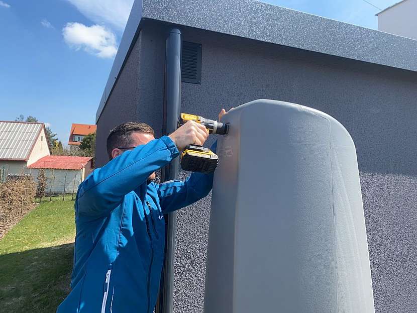 Vrtačkou, případně vykružovákem se vyvrtá otvor, do kterého se vloží těsnění z připojovací sady...