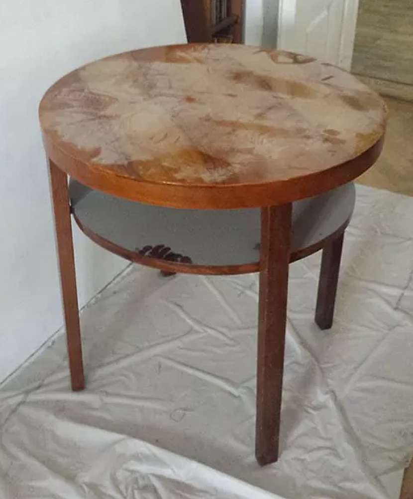 Starý zašlý stolek